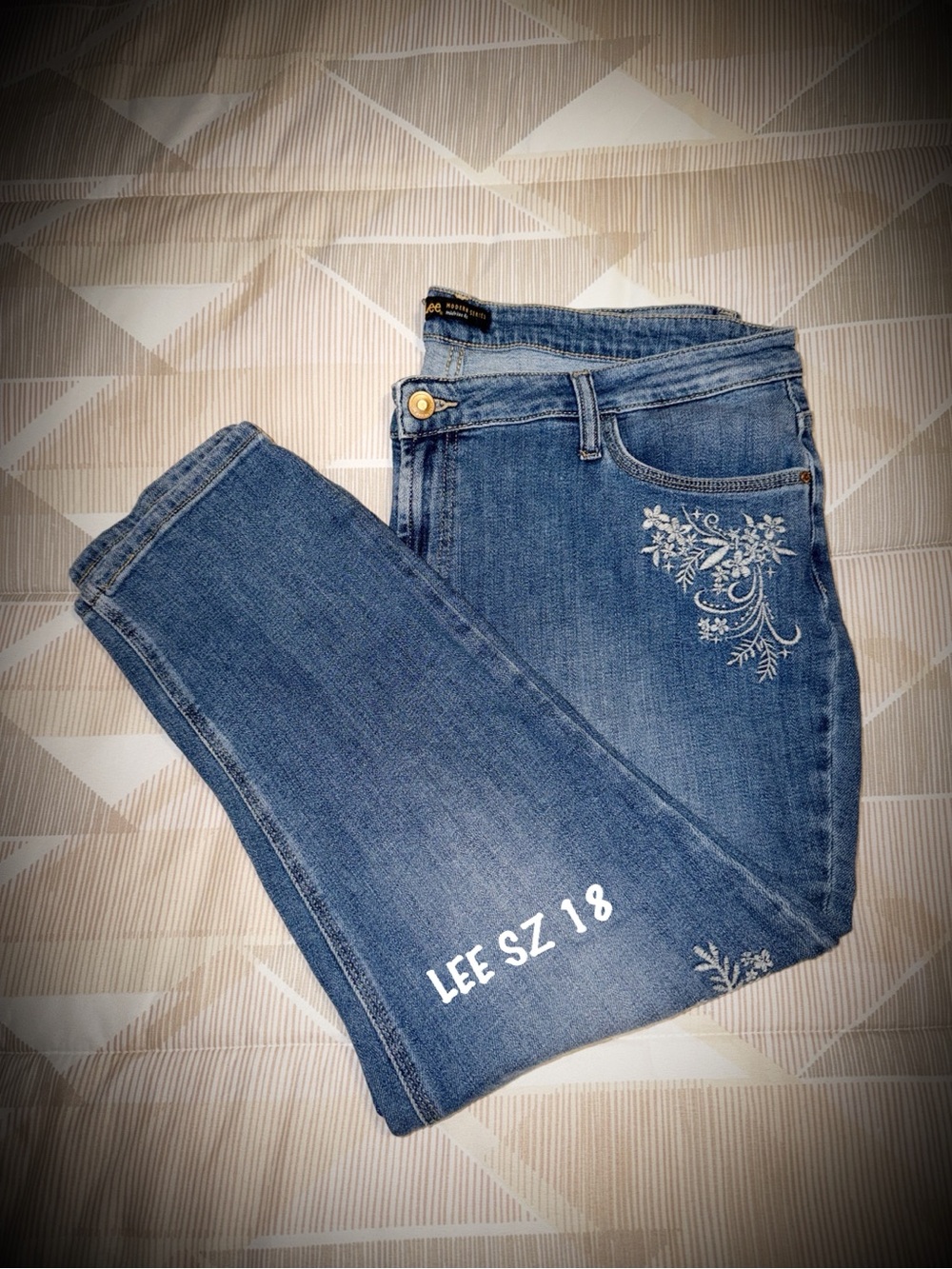 Lee Women's Light Blue Ankle Jeans with Floral Embroidery SZ 18